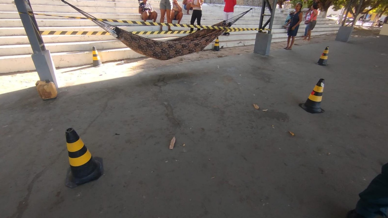 Homem em situação de rua é encontrado morto em rede em praça no Centro-Norte do PI