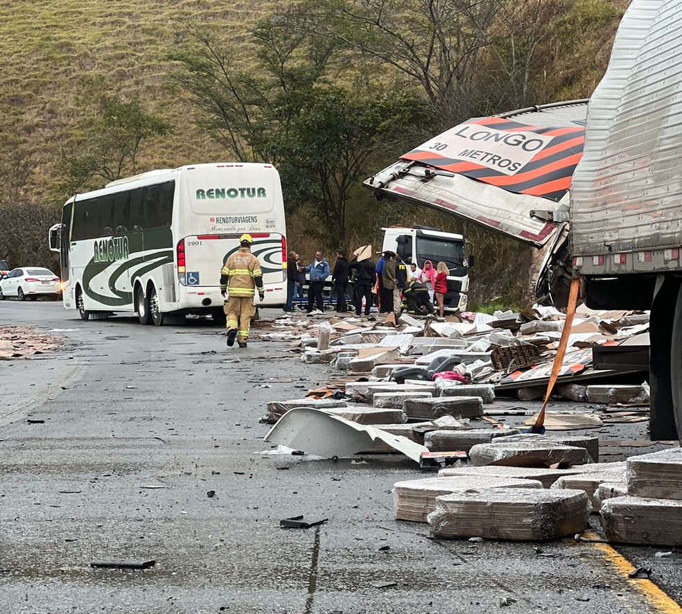 Veículos na pista após o acidente — Foto: Corpo de Bombeiros