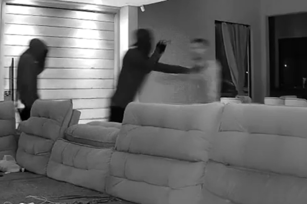 Vereador é feito refém por três suspeitos durante roubo em casa em Santo Expedito (SP) — Foto: Reprodução/Câmera de Segurança