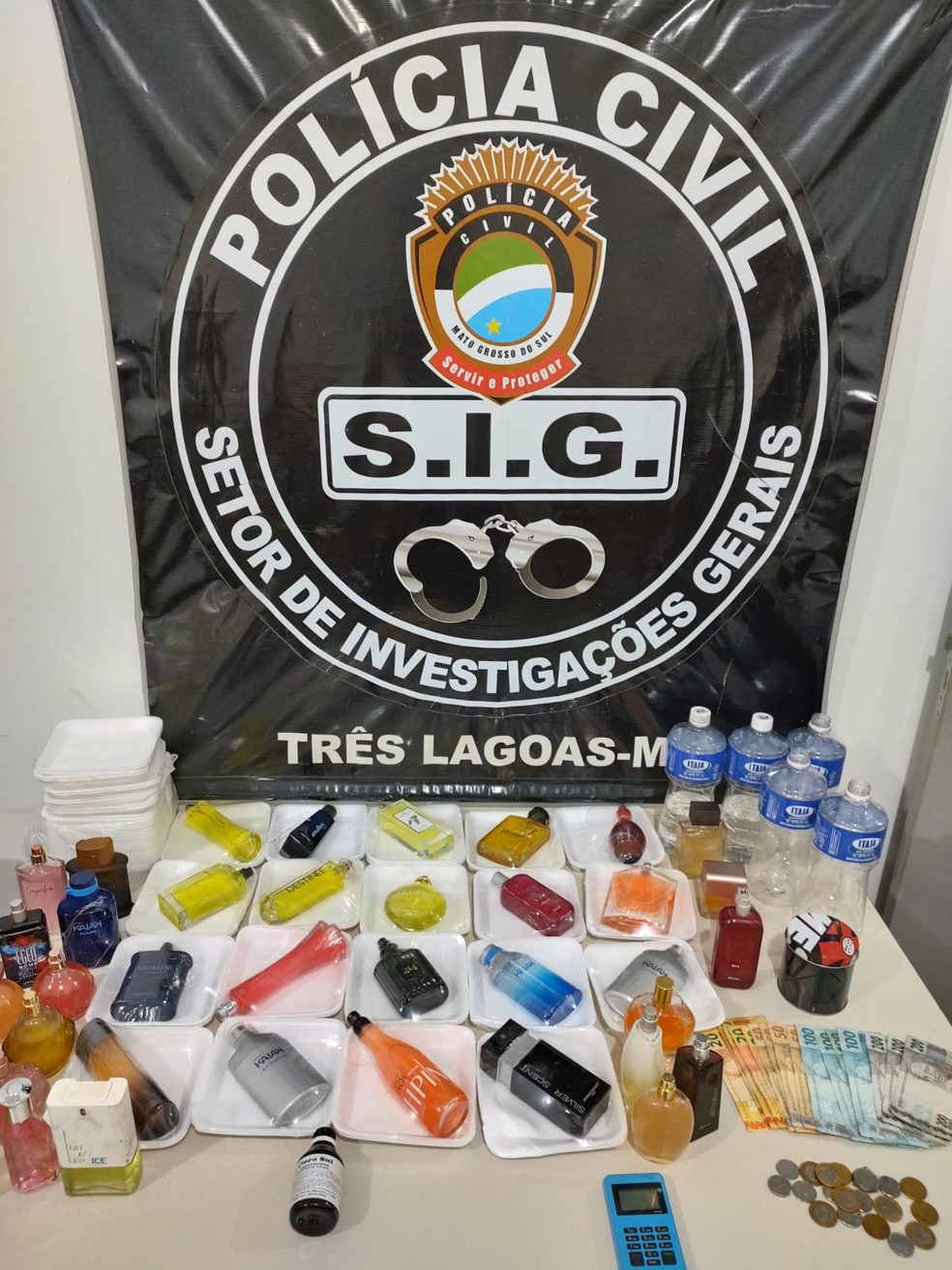 De acordo com a polícia, o homem confessou que comprava as embalagens vazias de perfumes no "lixão" — Foto: Polícia Civil/Reprodução