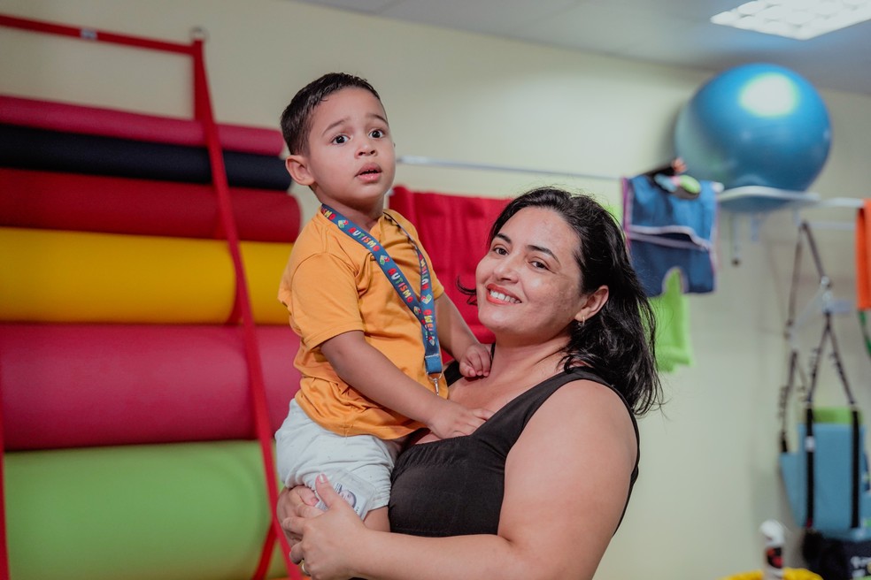 Elivângela, mãe do pequeno Samuel, visitou novo Espaço Girassol na inauguração — Foto: Tainá Cavalcante/Prefeitura de Fortaleza