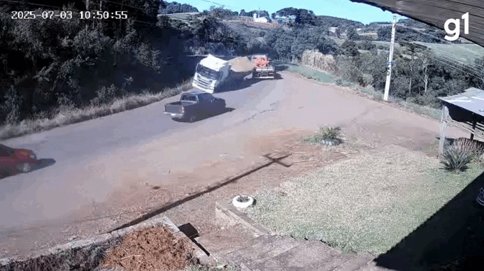 VÍDEO: Caminhão carregado de leite tomba em rodovia do RS