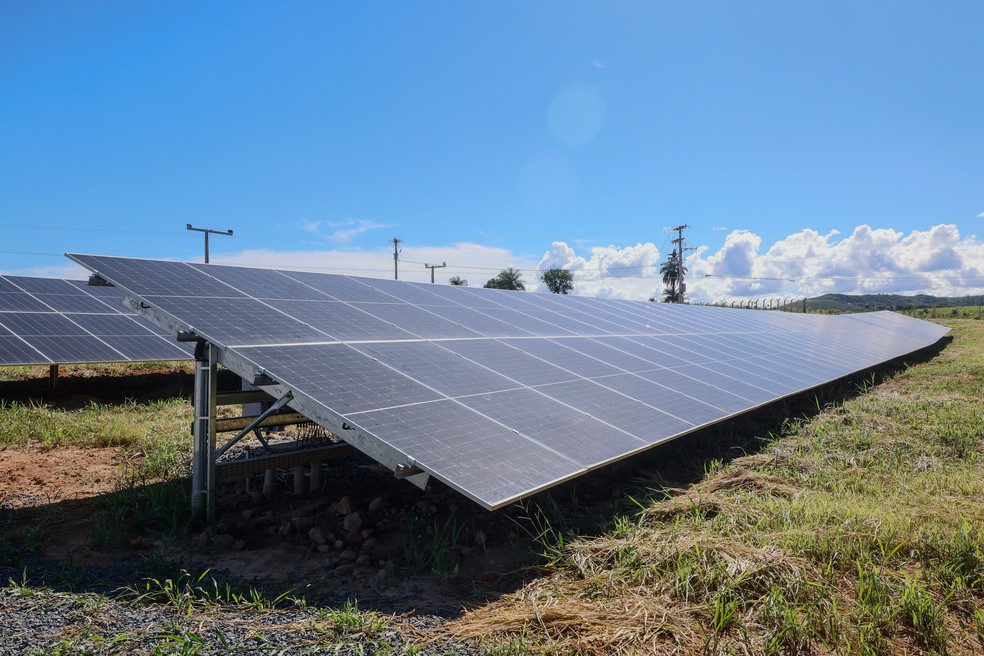 800 placas solares abastecem baterias para serem usadas em caso de necessidade — Foto: Dirceu Aurélio/Imprensa MG