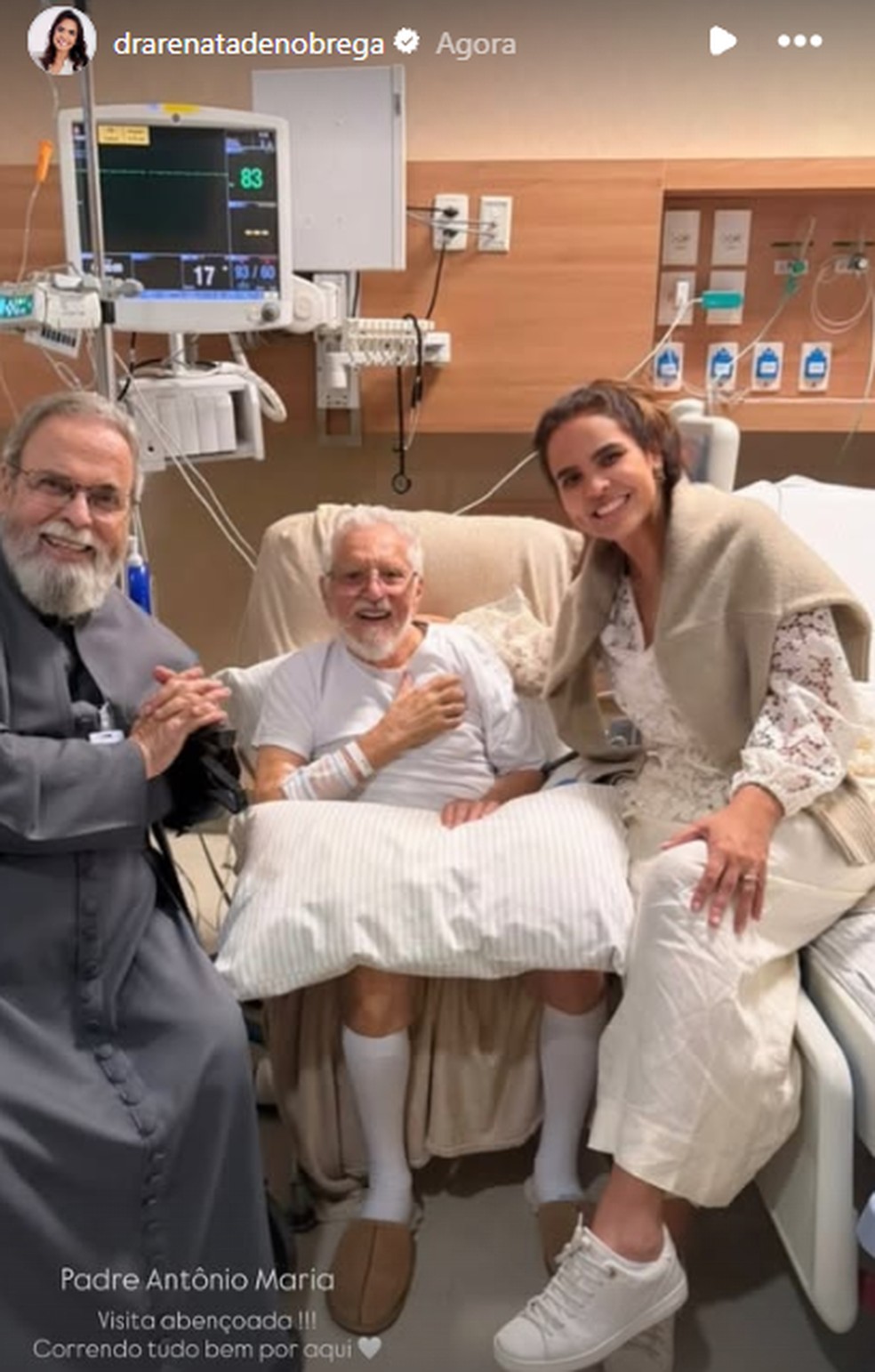 Carlos Alberto de Nóbrega com Padre Antônio Maria e a esposa, Renata de Nóbrega, no Hospital Sírio-Libanês — Foto: Reprodução/Instagram