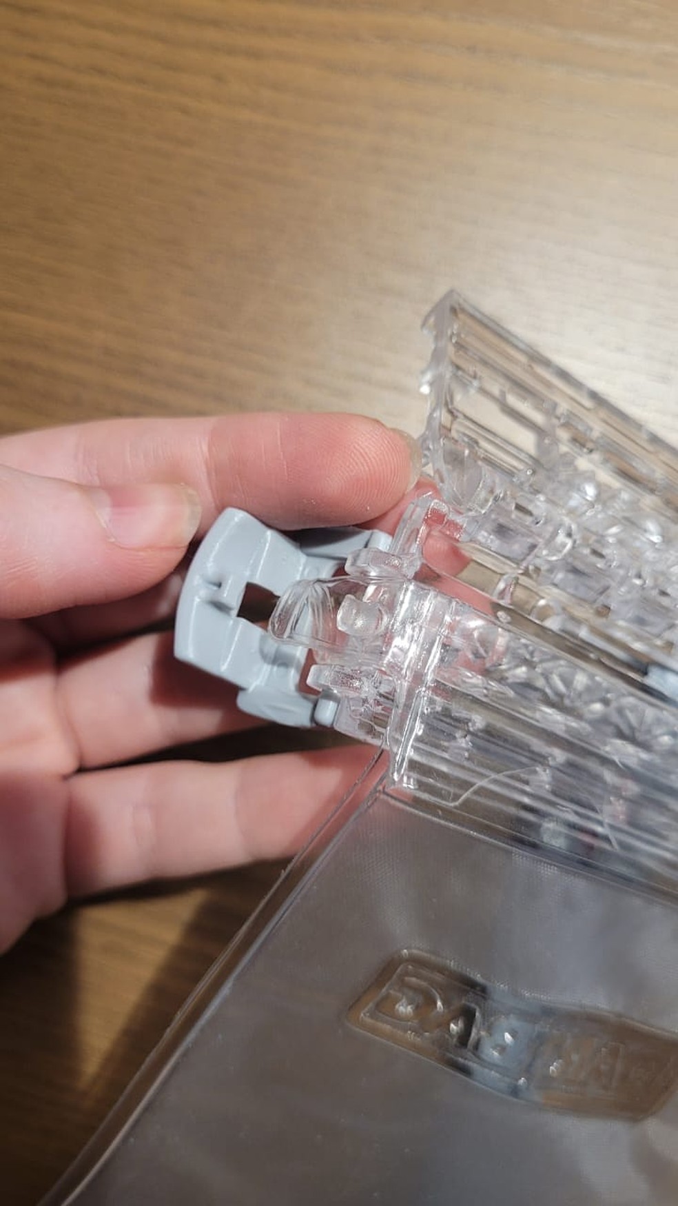 Detalhe do fecho duplo da capinha da Dart Bag, com encaixe do plástico e prendedor. — Foto: Laís Ribeiro