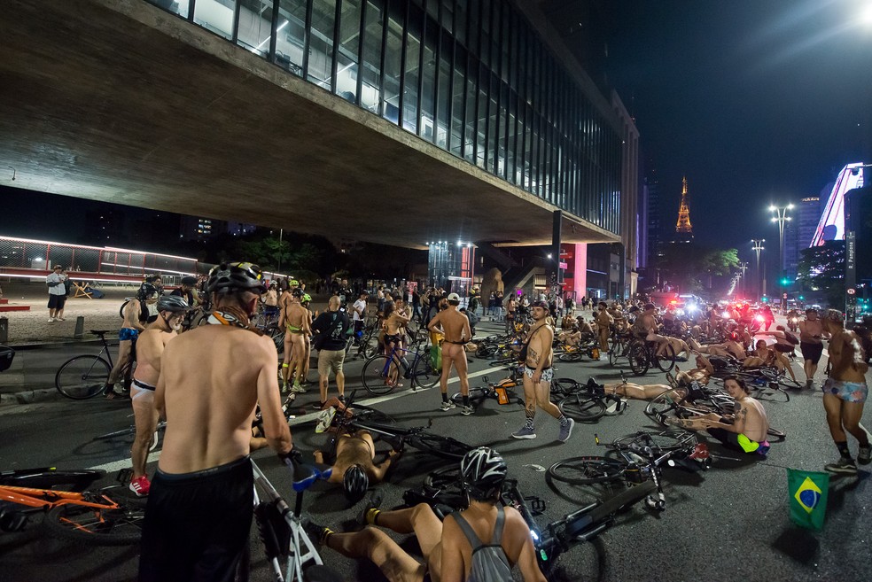 Ciclistas reunidos em frente ao Masp na noite de sábado (14). — Foto: Foto: VINCENT BOSSON/FOTOARENA/ESTADÃO CONTEÚDO