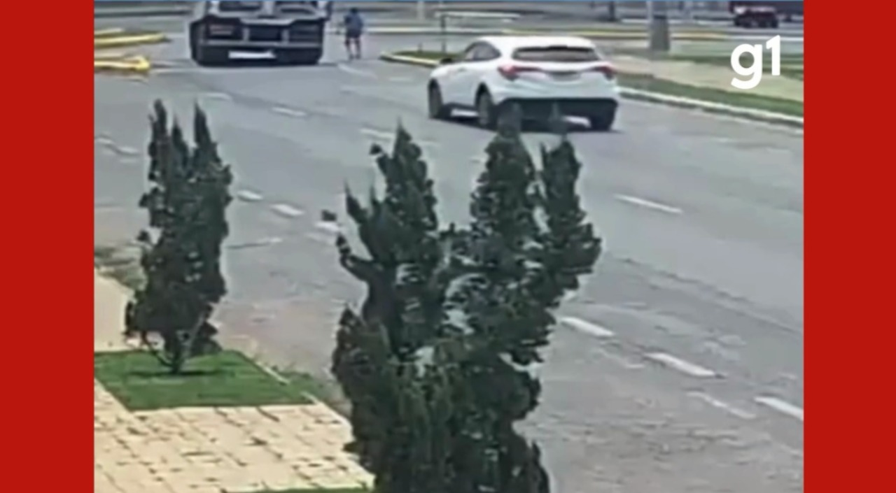 Idoso morre atropelado por caminhão ao tentar atravessar rua em MT; vídeo
