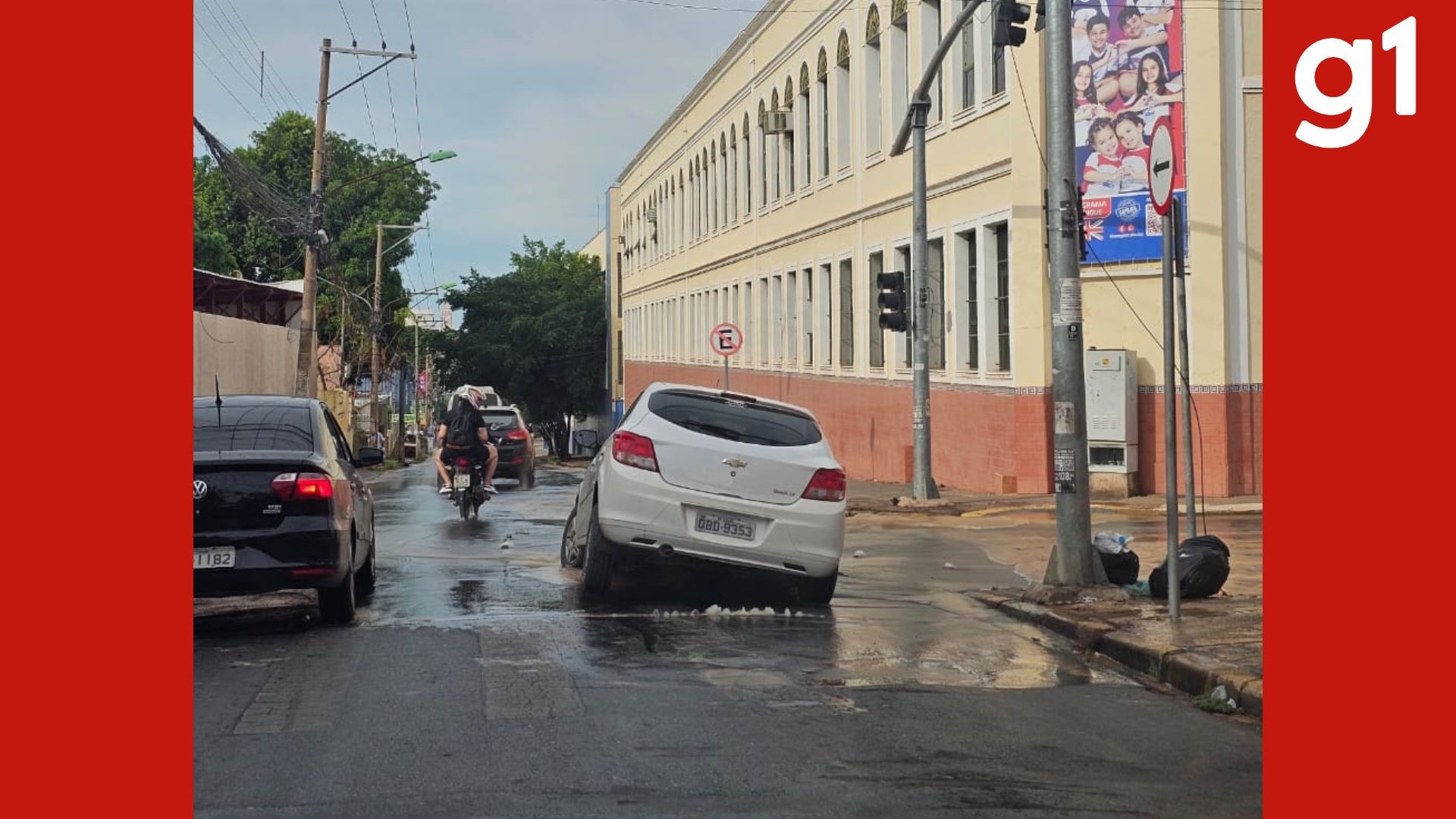 Asfalto cede e deixa carro preso em Cuiabá; ônibus atolou no mesmo ponto há um mês
