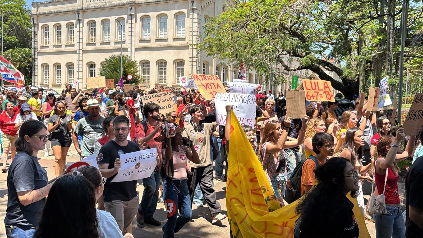Estudantes fazem manifestação pró-Lula em Piracicaba