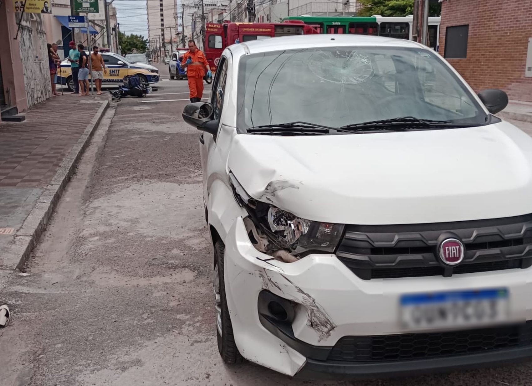 Motociclista fica ferido após colisão contra carro no Centro de Aracaju