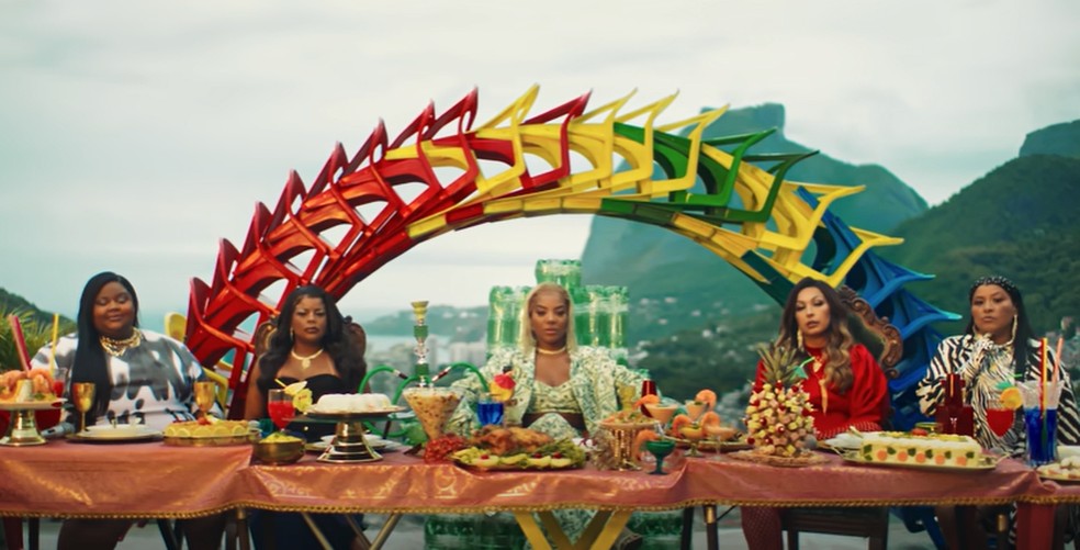 MC Katia (na ponta esquerda) participou do clipe "Rainha da Favela", de Ludmilla — Foto: Reprodução