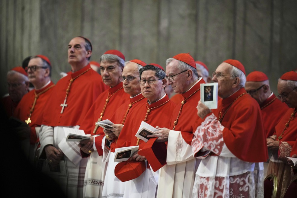 Cardeais se reúnem durante procissão com o corpo do papa Francisco, em 23 de abril de 2025 — Foto: Alessandra Tarantino/AP Photo
