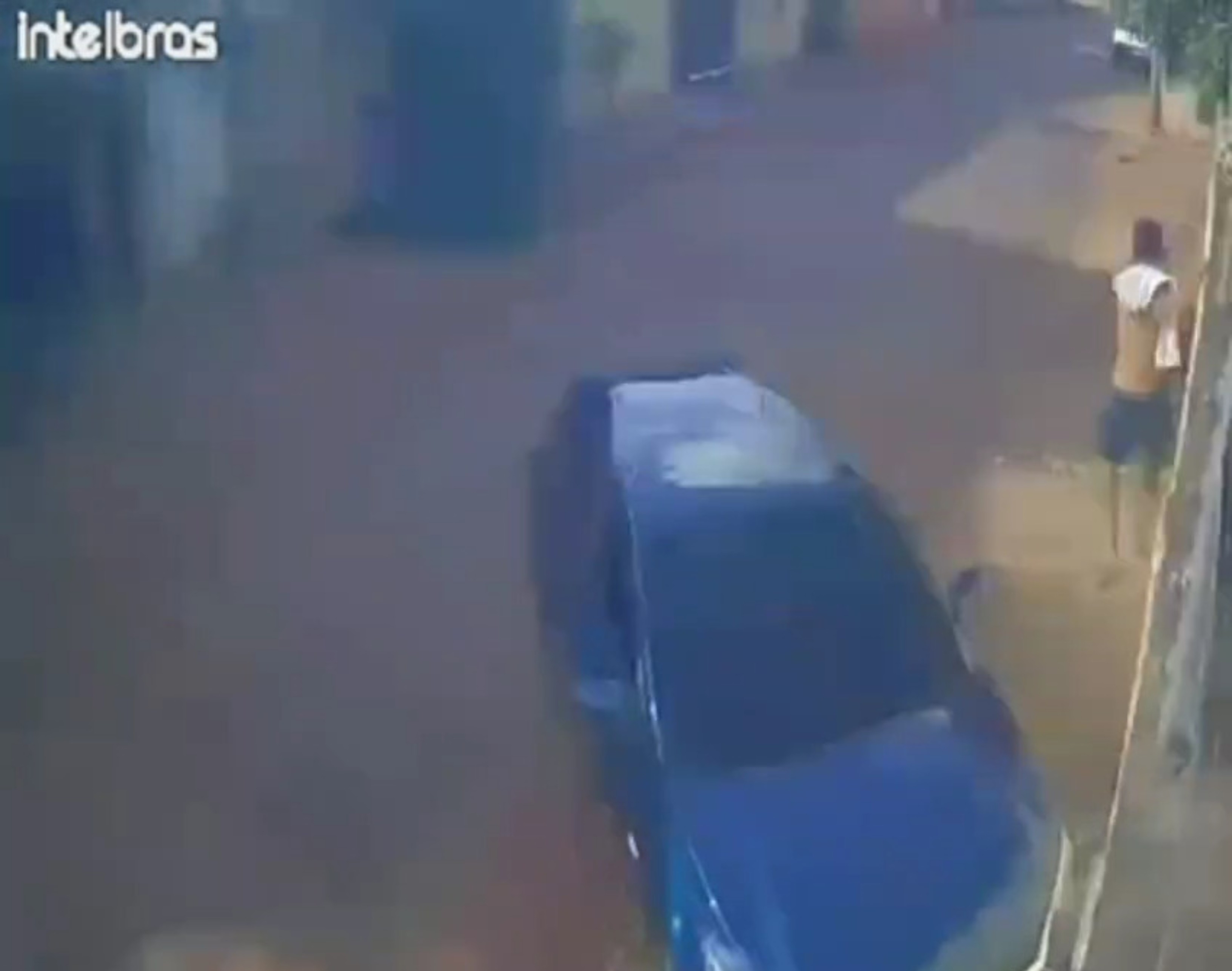 VÍDEO: Mulher tenta atropelar homem e ele escapa ao subir em muro em Boa Vista