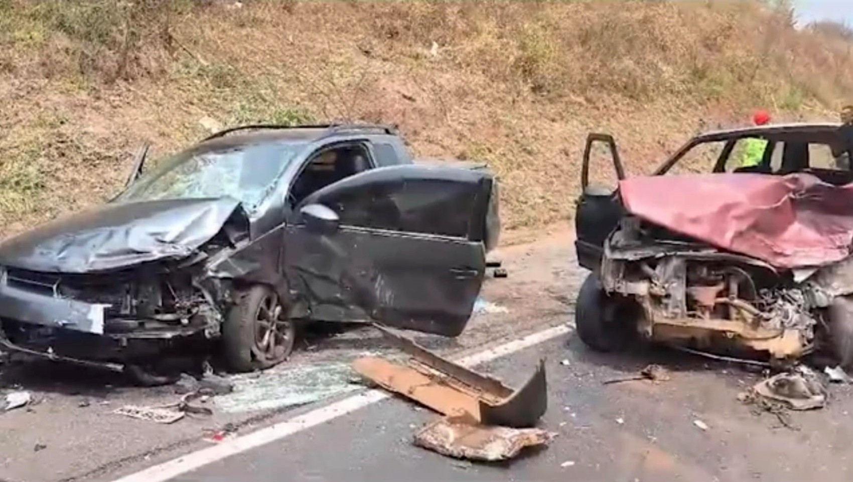 Motorista morre e dois ficam feridos após carros baterem de frente na MGC-491, no Sul de Minas