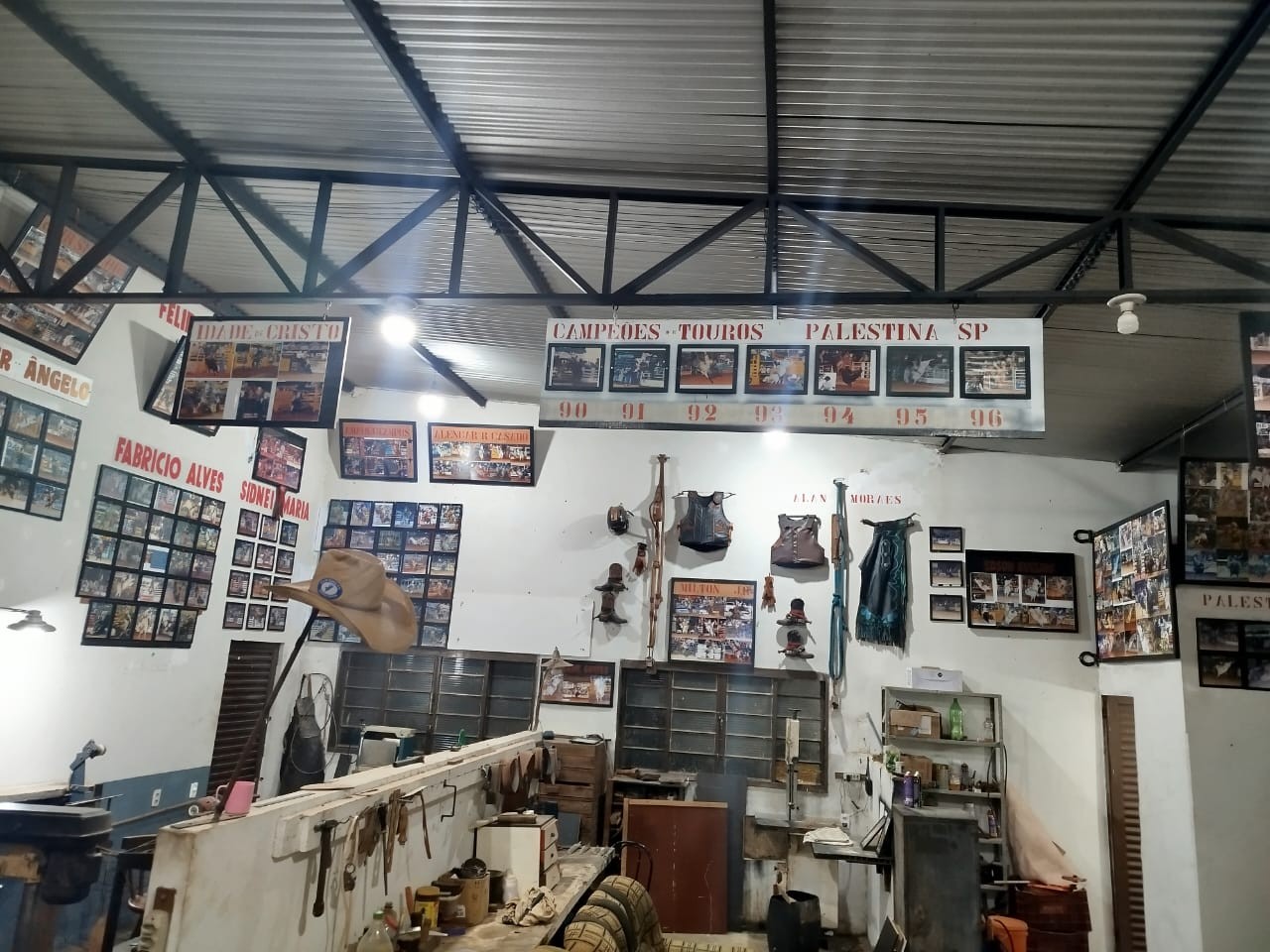Sangrador de seringueira que abandonou sonho de ser peão na infância cria museu do rodeio no interior de SP