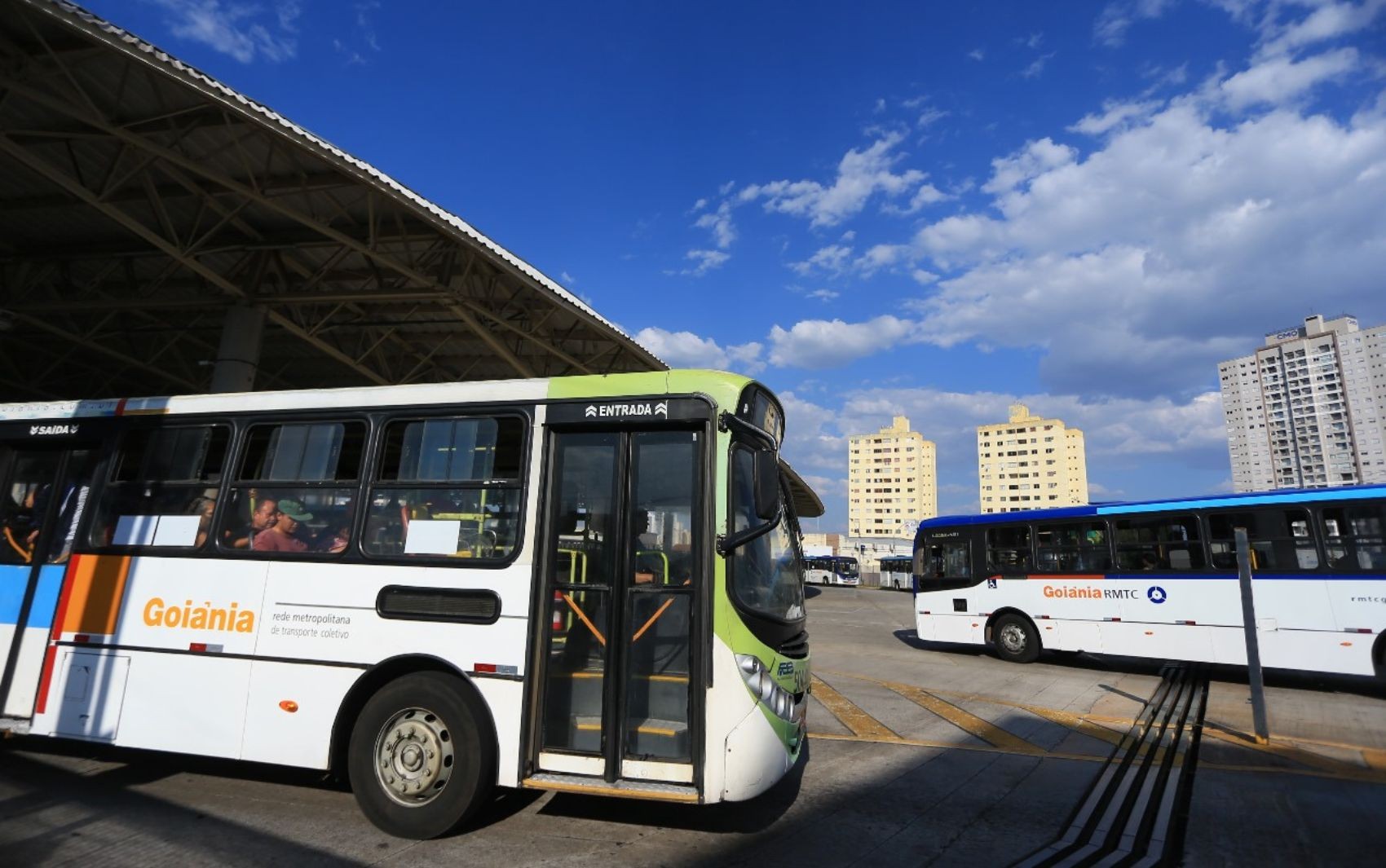 Empresas do transporte coletivo acertam reajuste salarial de 6,5%, e motoristas cancelam greve de ônibus, diz TRT