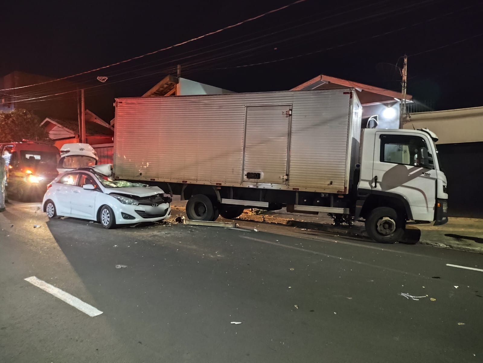Motorista e passageiro ficam feridos após carro bater em caminhão estacionado em Marília