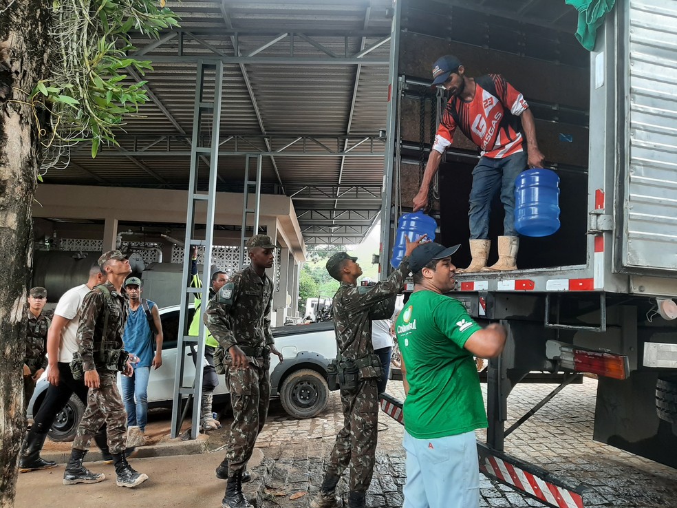 Cooperativa de café produz se mobiliza para ajudar vítimas da chuva em Mimoso do Sul, no Espírito Santo. — Foto: Ana Elisa Bassi