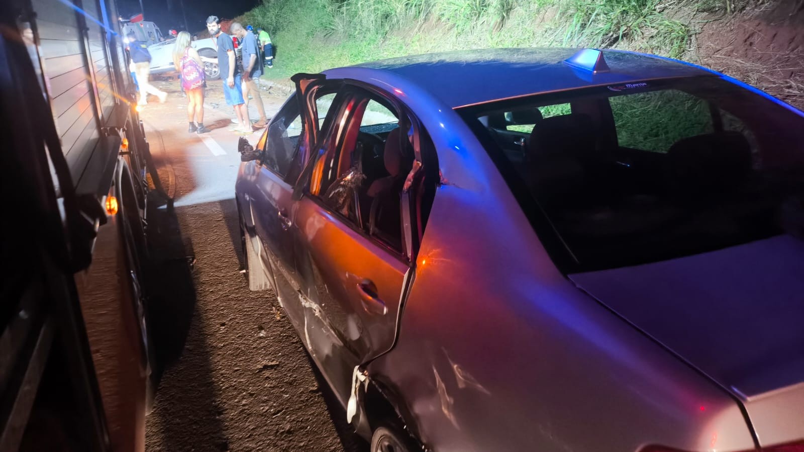 Carro foi atingido de raspão por caminhão — Foto: Defesa Civil
