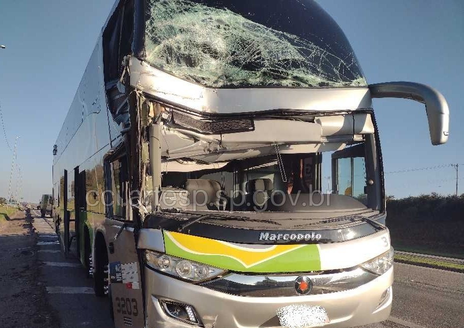 Duas pessoas ficam feridas após ônibus bater na traseira de carreta em Porto Feliz