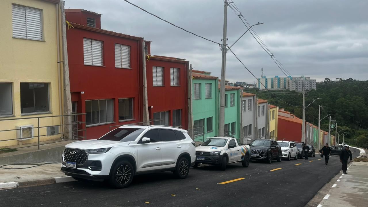 Após 16 anos de atraso, Tarcísio entrega moradias populares em Ferraz de Vasconcelos