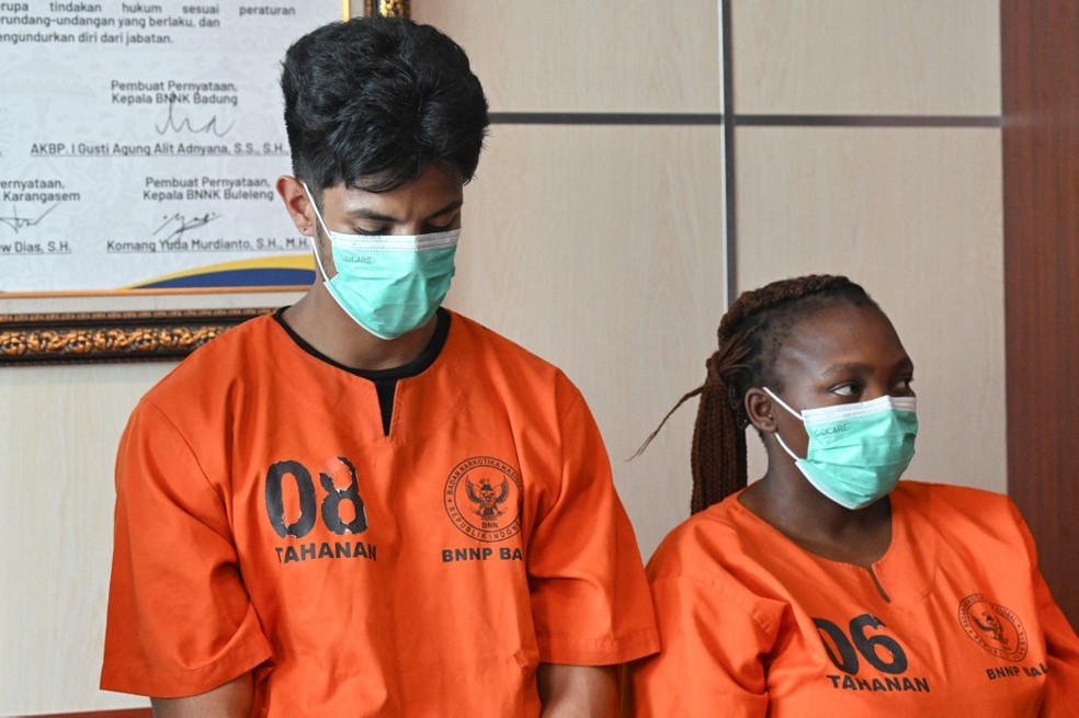 Sul-africana presa com drogas ao lado do brasileiro — Foto: SONNY TUMBELAKA / AFP