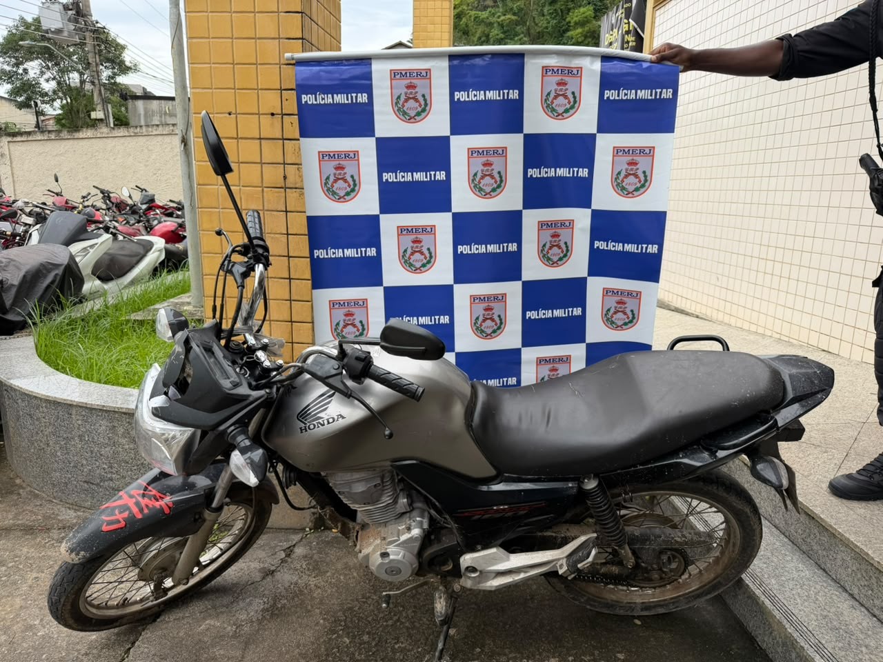 Motocicleta furtada é encontrada com fios cortados em Miguel Pereira