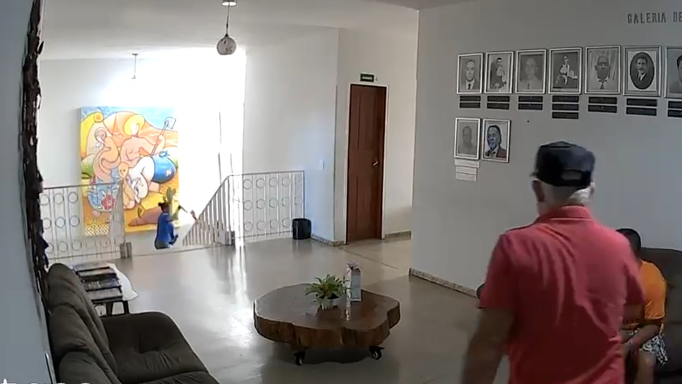 Mulher esfaqueia ex-marido dentro de prefeitura em MG — Foto: Reprodução