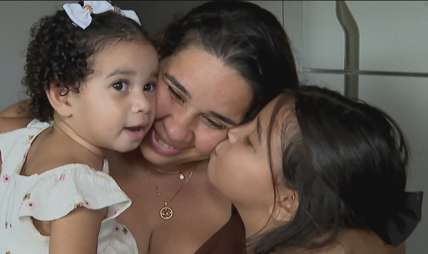 'Por mais que sinta falta, ela entende que eu preciso trabalhar', diz mãe de menina que viralizou após chorar em entrevista ao vivo