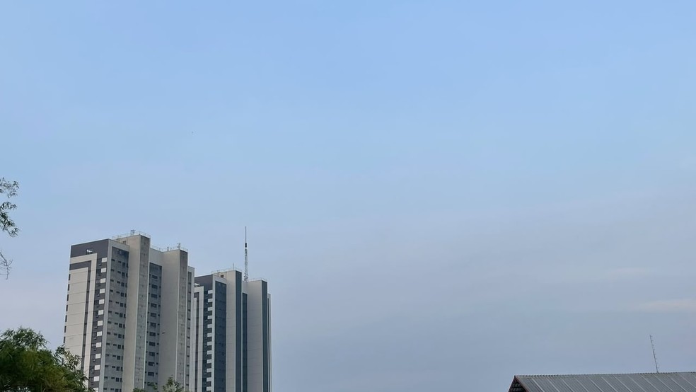 Manaus amanhece sob 'neblina' de fumaça — Foto: Lucas Macedo/g1