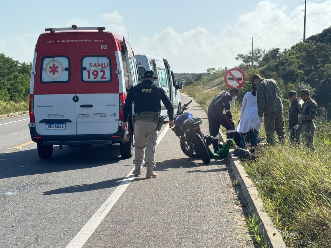 Acidente entre motos e bicicleta deixa quatro feridos na BR-101 na Grande Natal