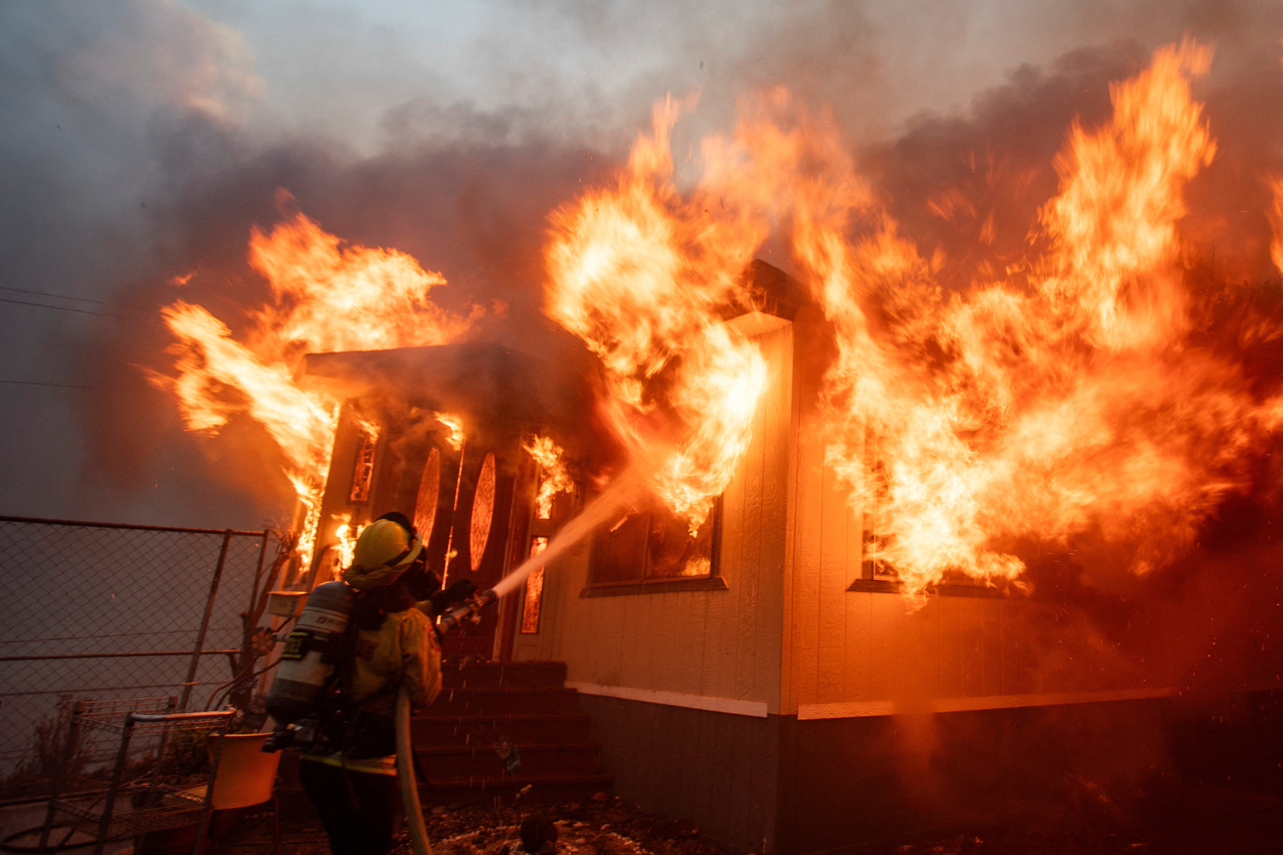 Incêndios sem precedentes deixam mortos e destroem casas em Los Angeles; SIGA