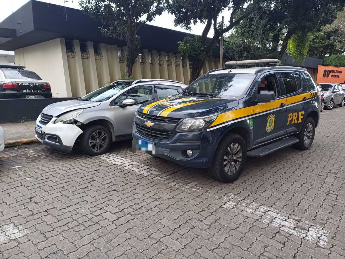 Homem é preso com carro furtado em Resende