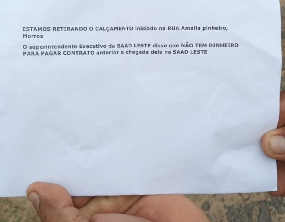 Morador mostra avisado levado por empresa que retirou parte do calçamento de rua de Teresina — Foto: Arquivo pessoal