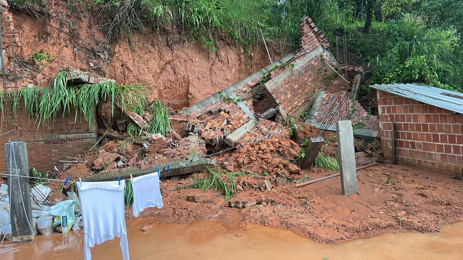 Muro desaba e Defesa Civil interdita casa em Barra Mansa