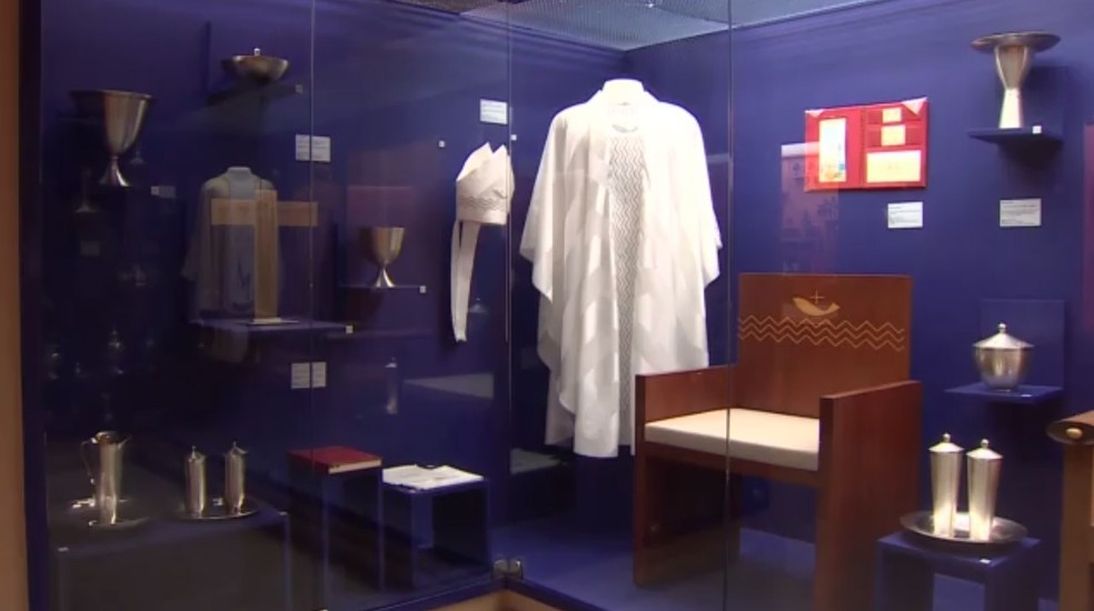 Museu do Santuário Nacional exibe peças utilizadas por papa Francisco — Foto: Reprodução/TV Vanguarda