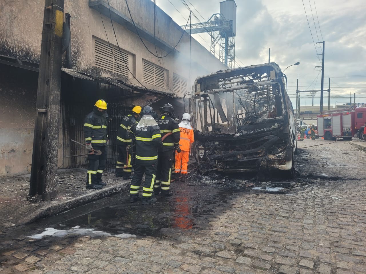 Ônibus fica destruído após pegar fogo na Zona Leste de Natal