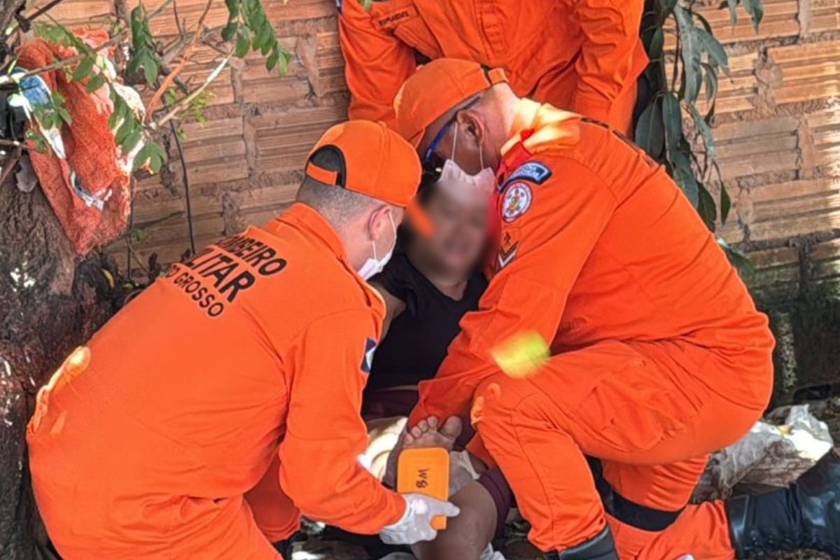 Foragida da Justiça em MT se esconde em velório na igreja, tenta pular muro e é presa após cair