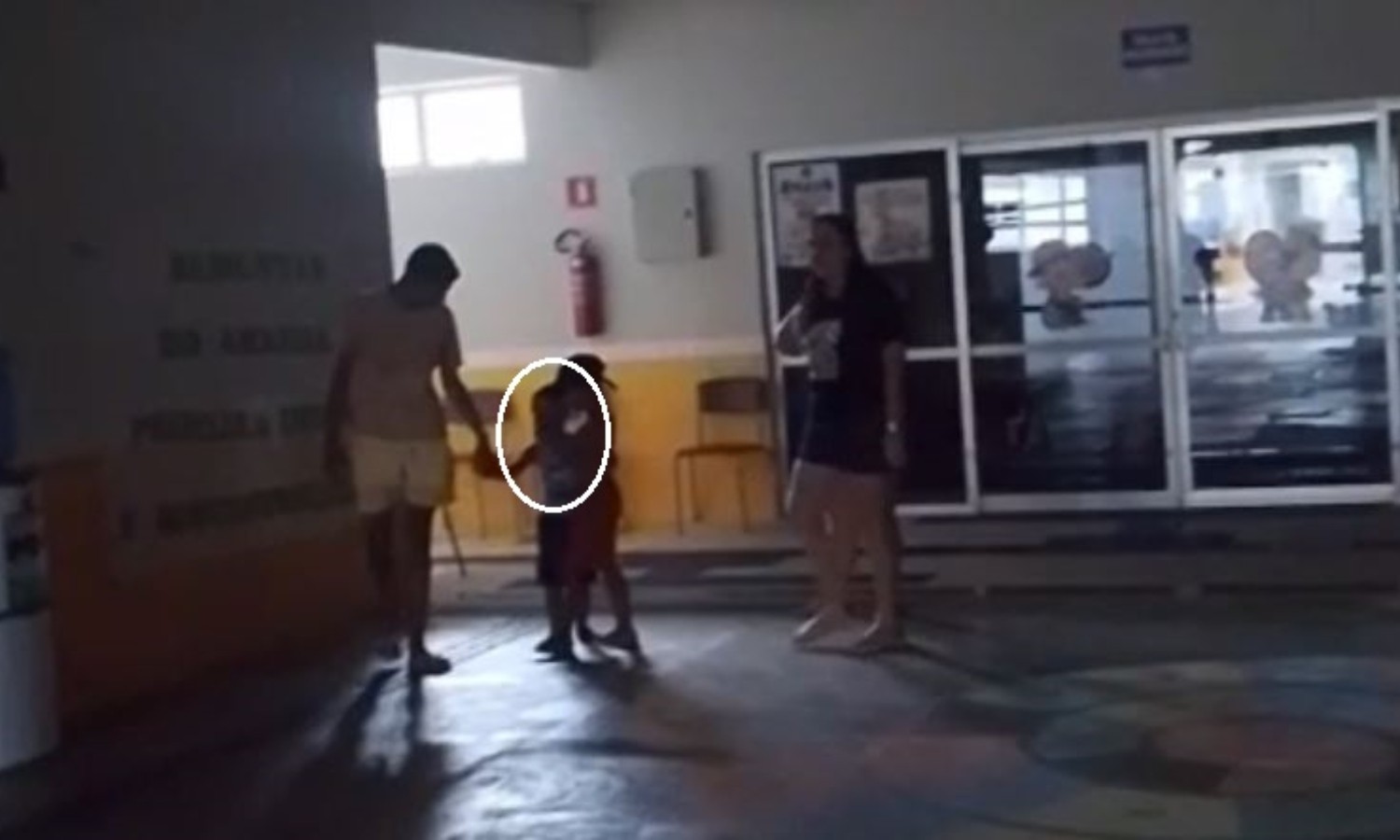Criança de quatro anos é esquecida e fica mais de uma hora trancada sozinha em creche; vídeo