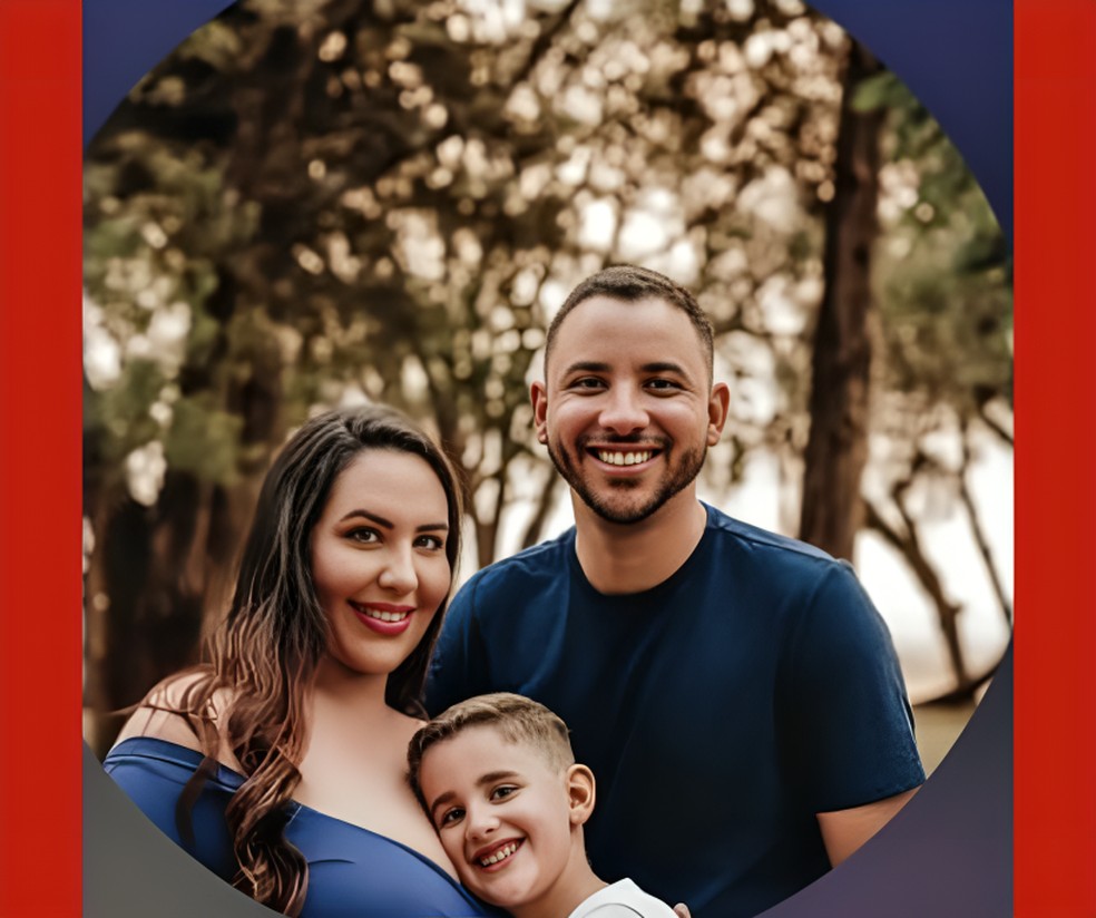 Camila, Bernardo, menino que pediu ajuda e salvou mãe e irmão, e Lucas, o pai que segue desaparecido — Foto: Reprodução