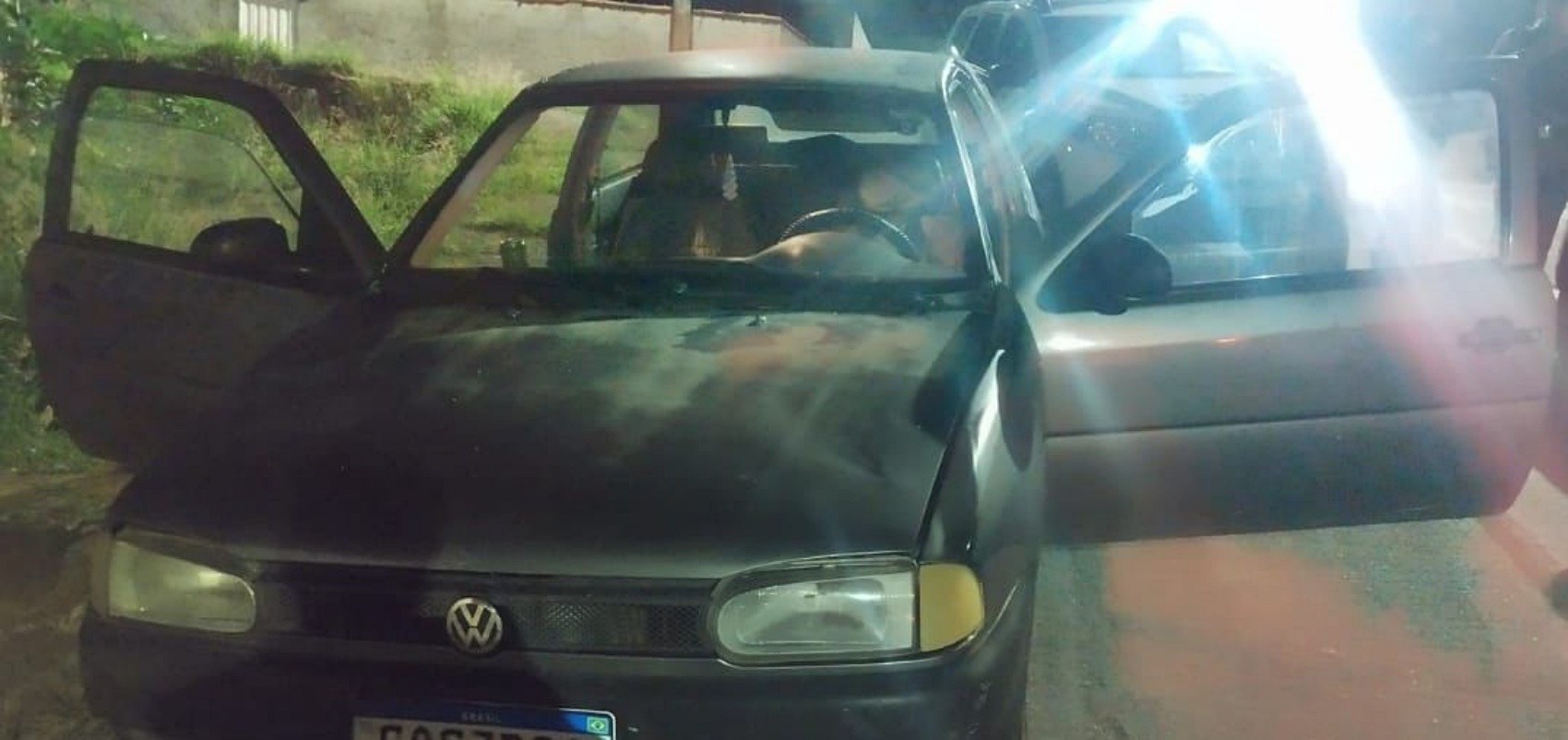 Grupo usa carro furtado em marcha à ré para arrombar supermercado no Sul de Minas; veja o VÍDEO