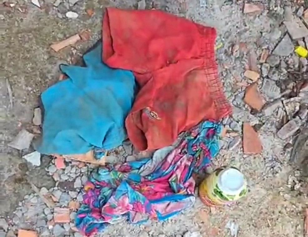 Volunt&aacute;rios encontram novas pe&ccedil;as de roupas infantis em &aacute;rea de matagal durante buscas pelos irm&atilde;os desaparecidos em Bacabal &mdash; Foto: Reprodu&ccedil;&atilde;o/Romarinho Bacabal