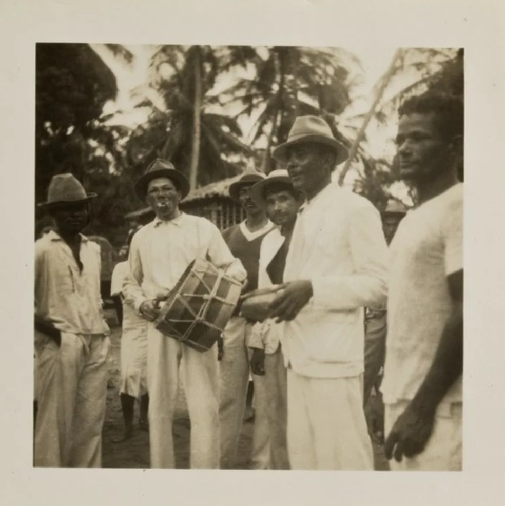 Tocadores de coco na praia de Tambaú, em João Pessoa, em 1938 — Foto: Missão de Pesquisas Folclóricas de Mário de Andrade/Reprodução/Acervo CCSP