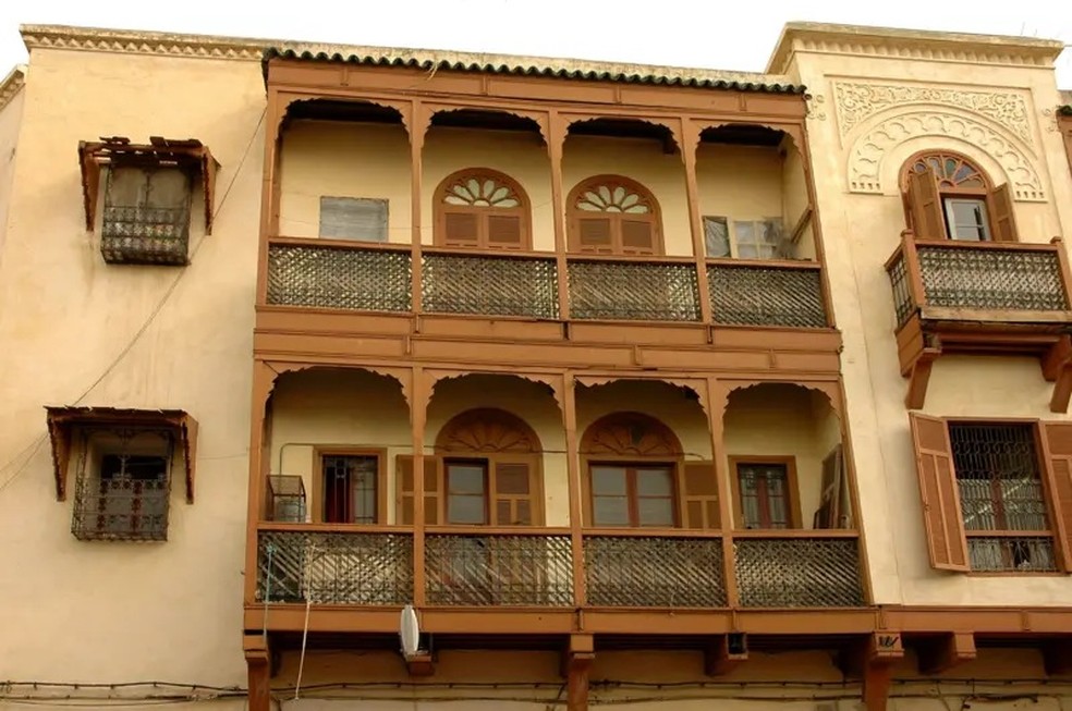 Muxarabi, elemento vazado nas fechadas, está presente há séculos na arquitetura árabe. Na foto, prédio no Marrocos — Foto: Getty Images
