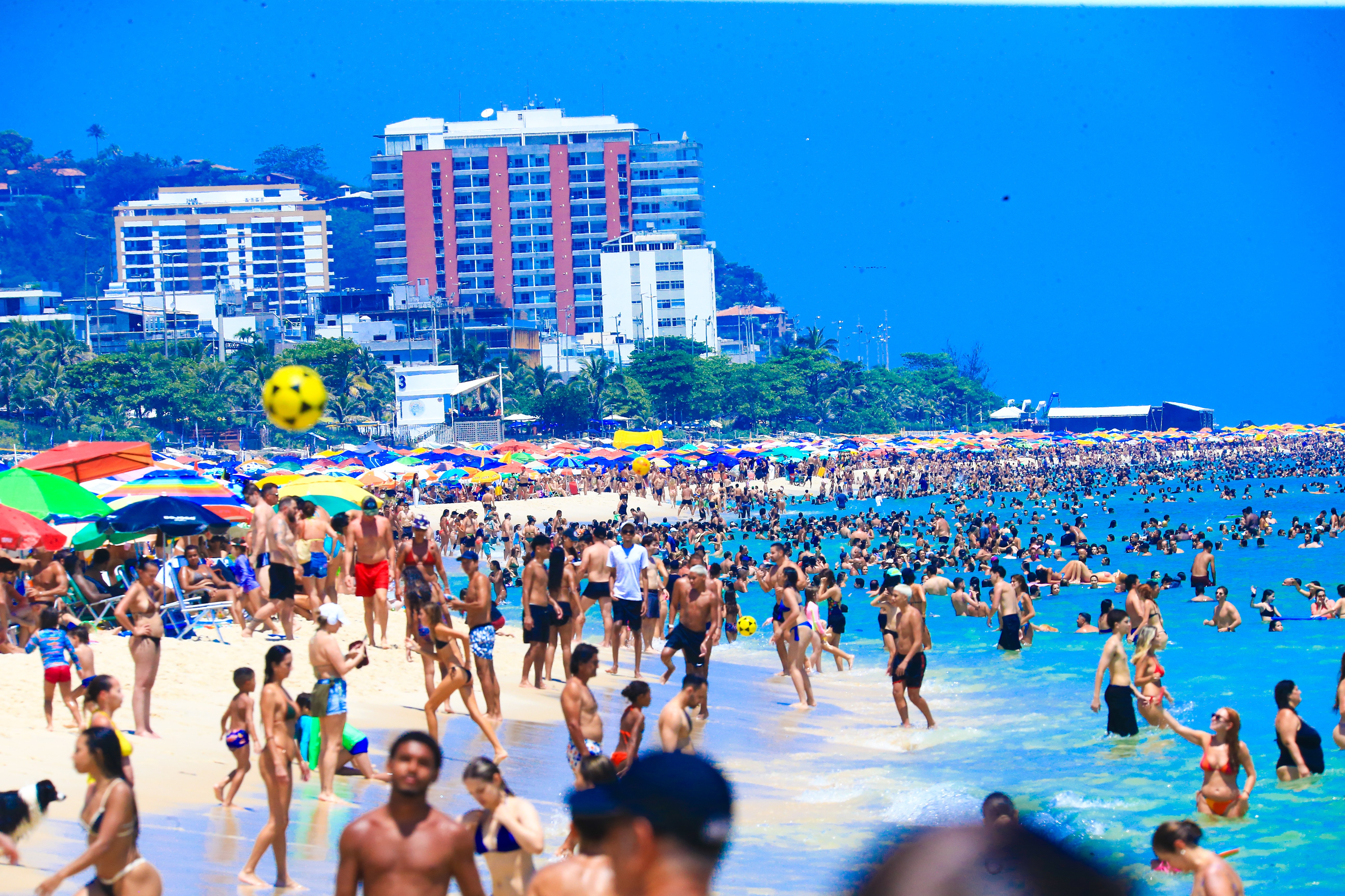 Cachorro, altinha, caixa de som: entenda o que pode e o que não pode nas praias do Rio