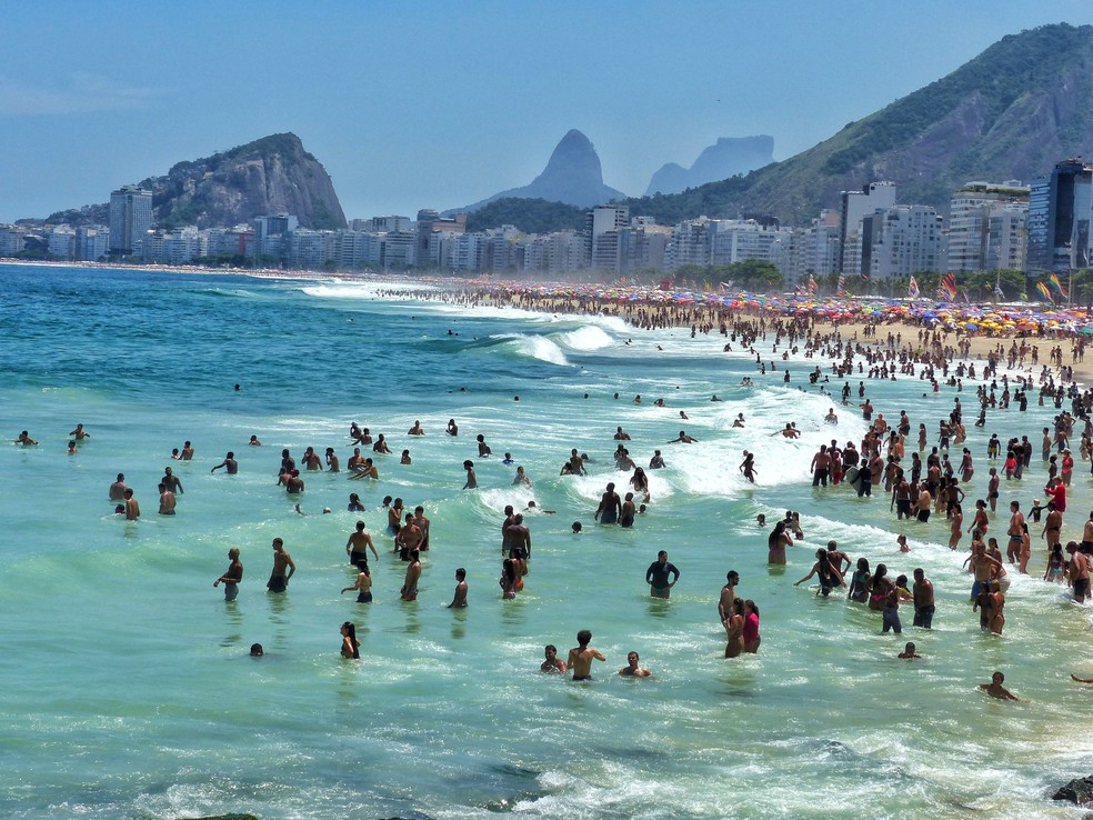 Movimento intenso de banhistas na Praia de Copacabana, na zona sul do Rio de Janeiro.  Foto: FELIX AVERBUG/ATO PRESS/ESTADO CONTEDO