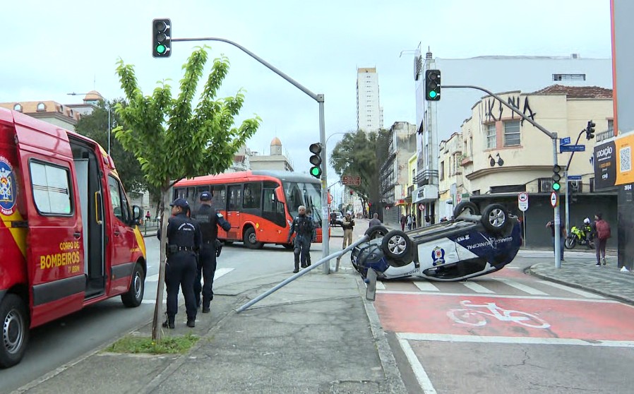 VÍDEO: viatura da Guarda Municipal capota após bater em ônibus biarticulado em Curitiba