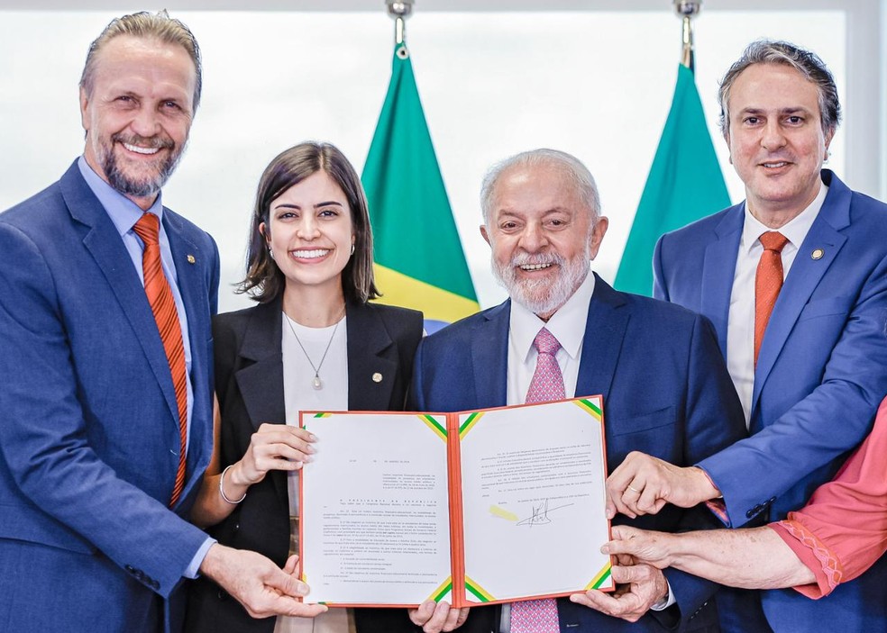 Presidente Lula sanciona programa Pé de Meia, com base em lei de coautoria da deputada Tabata Amaral. — Foto: Ricardo Stuckert