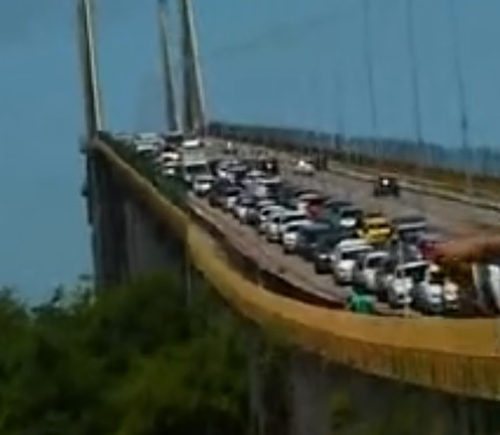 Congestionamento na Ponte Newton Navarro — Foto: Reprodução/Inter TV Cabugi