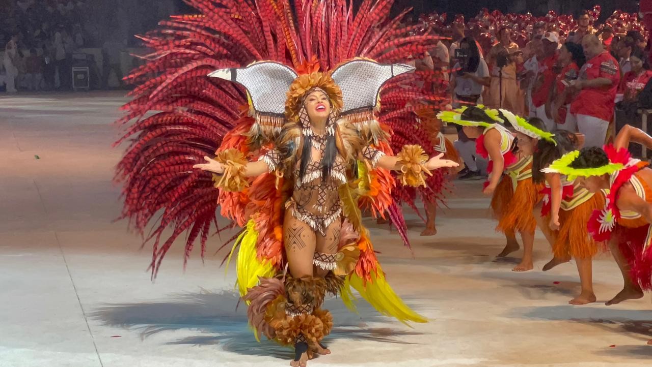 Isabelle Nogueira representa uirapuru em última noite do Festival de Parintins 2024